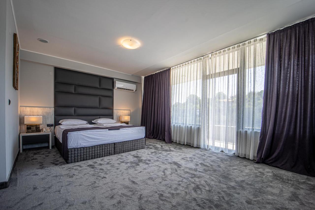 Hotel Caesar 2 Kŭrdzhali Exteriör bild