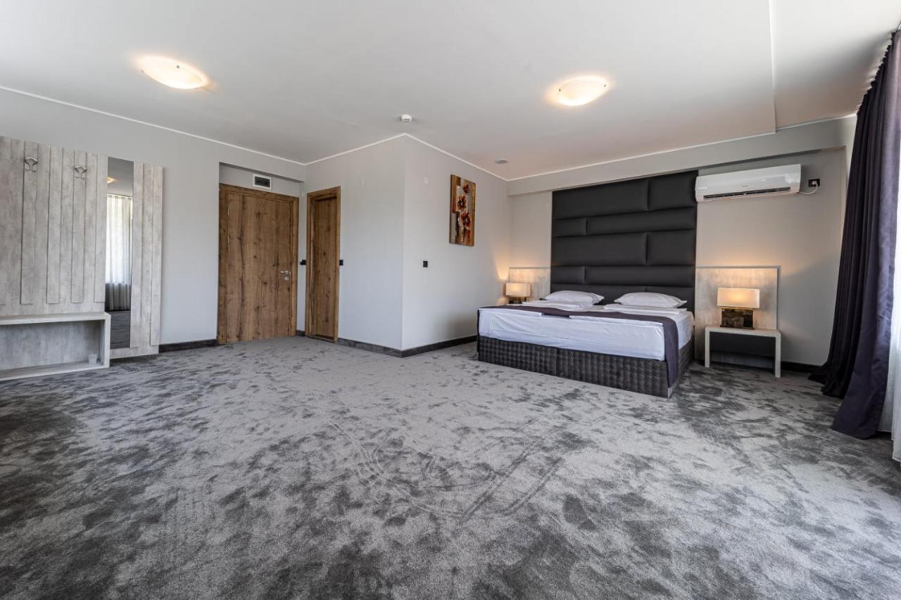 Hotel Caesar 2 Kŭrdzhali Exteriör bild